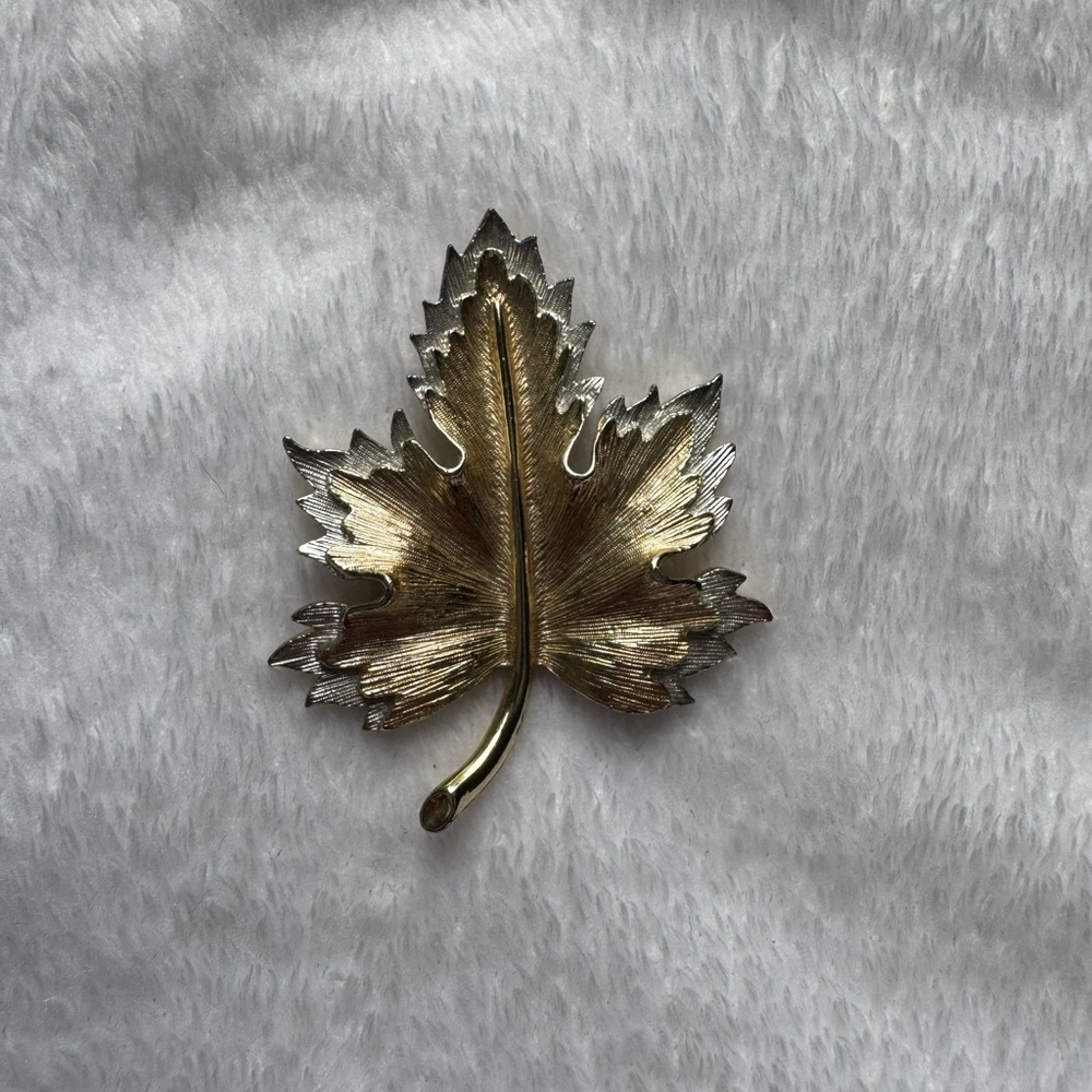 Sarah Coventry Signed Two Tone Double Maple Leaf Brooch Pin